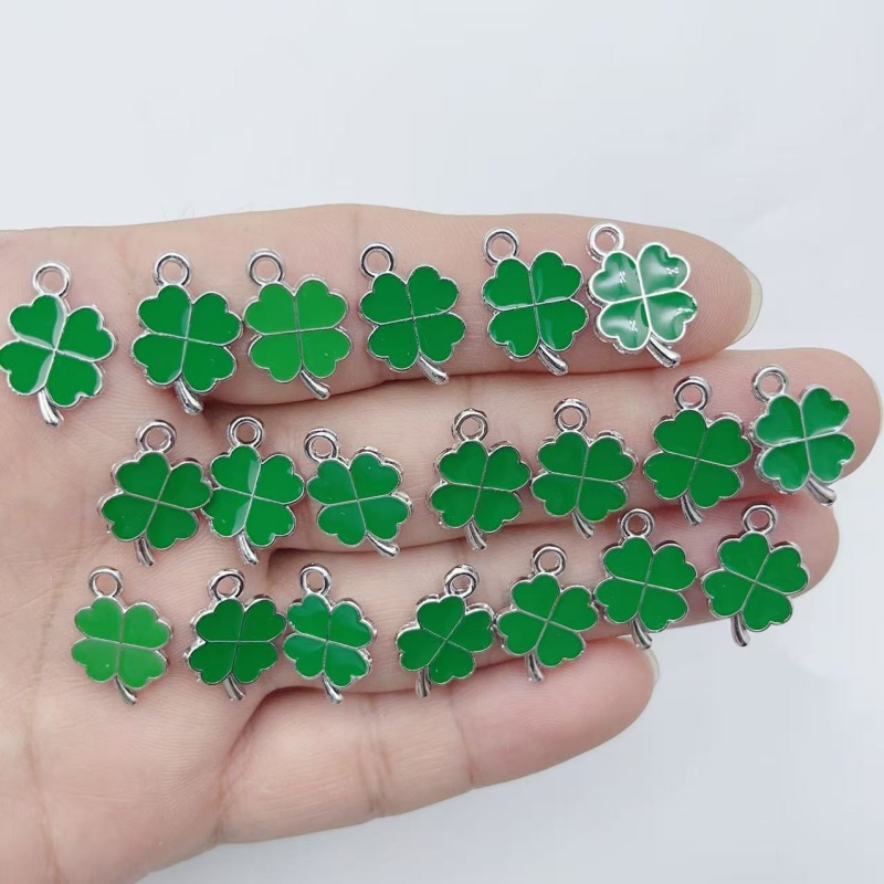Red Clover Flower - จี้โลหะรูปใบโคลเวอร์สี่แฉกสีเขียว 20 ชิ้น พร้อมเคลือบเงา สำหรับทำเครื่องประดับ DIY